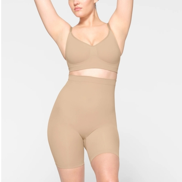 SKIMS Other - SKIMS Seamless Sculpt Mid Waist Mid Thigh Short Color Clay Size Small